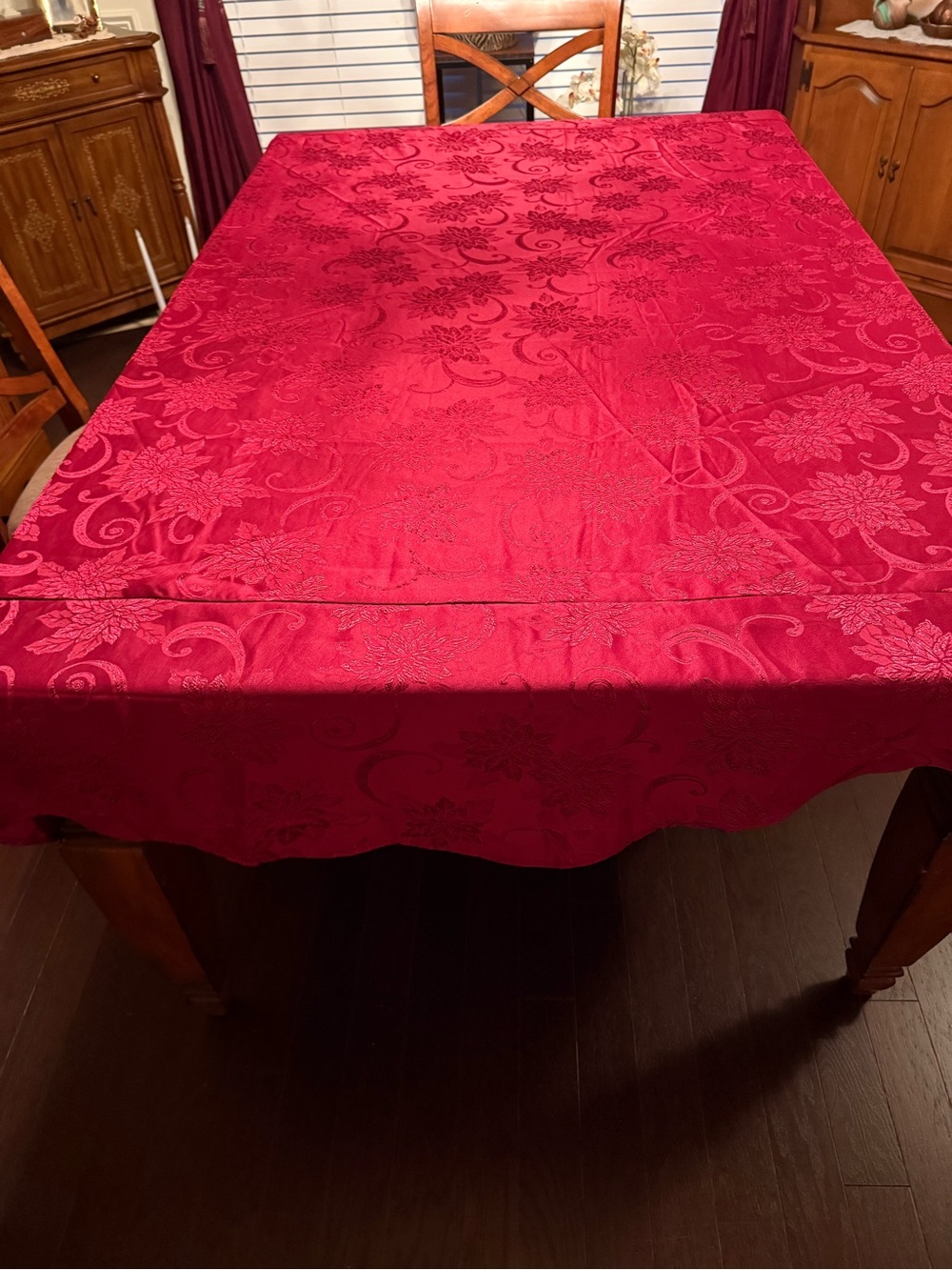 Elegant Red Damask Tablecloth - Brand Unknown - Picture 2 of 4